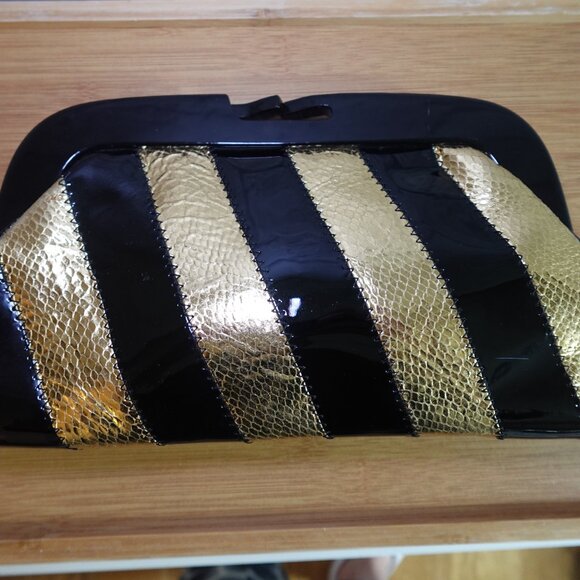 Vintage Marciano patent finish kiss lock clutch - Picture 6 of 14
